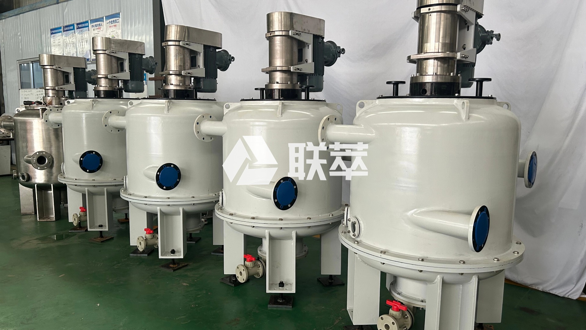 乳酸萃取设备对比：离心萃取机 vs 萃取塔